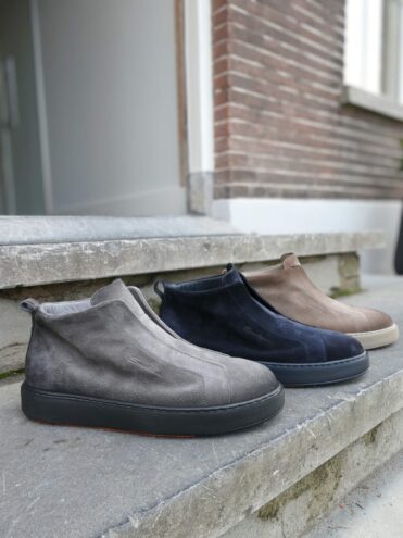 Drie modellen van hoge Santoni schoenen, in het grijs, blauw en bruin
