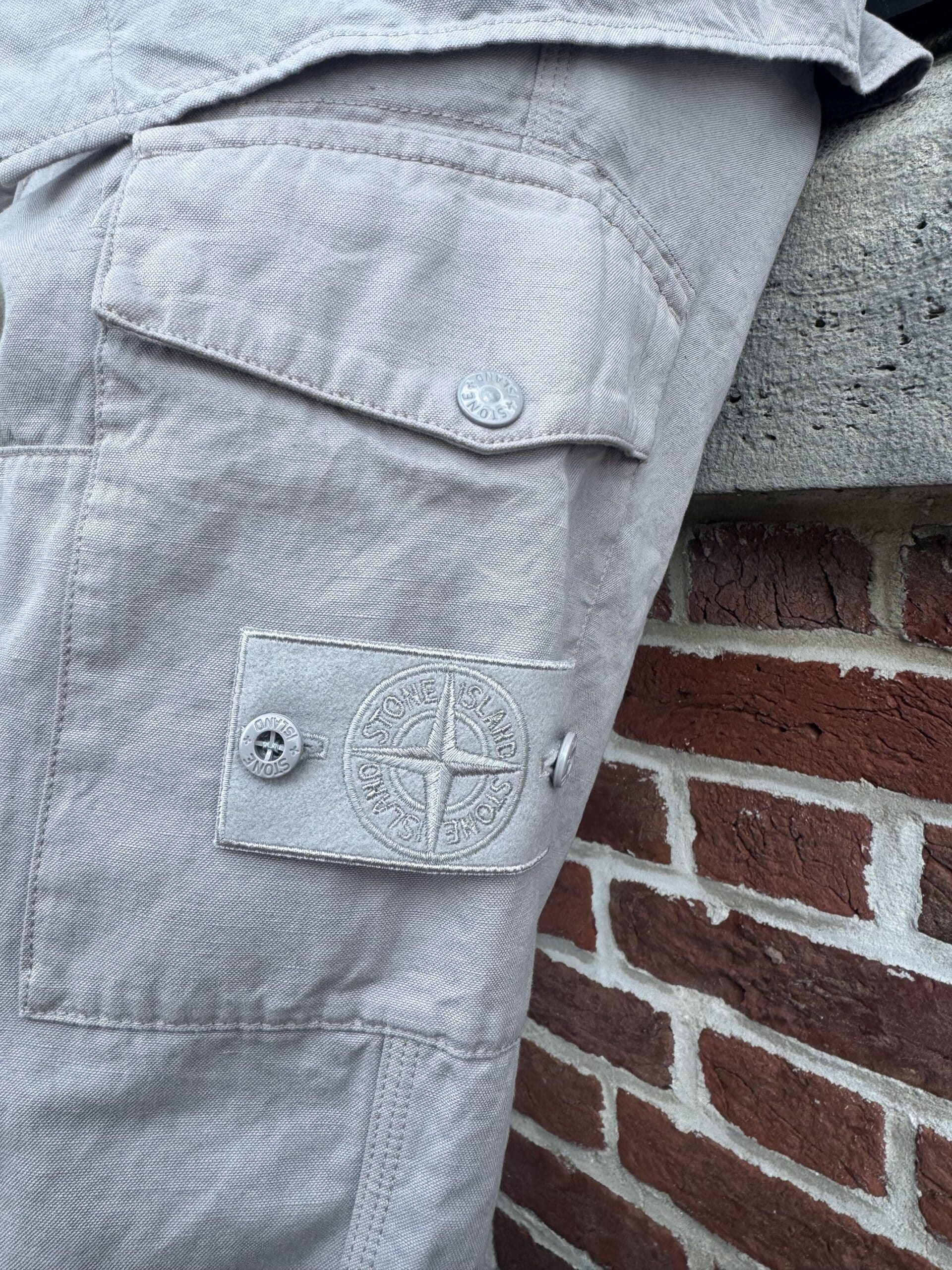STONE ISLAND - GHOST CARGO BROEK LICHTGRIJS (42599) STONE ISLAND - GHOST CARGO BROEK LICHTGRIJS (42599)